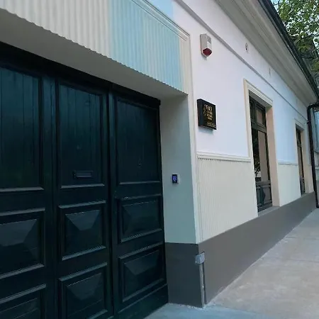 Face 4 Center Apartman *